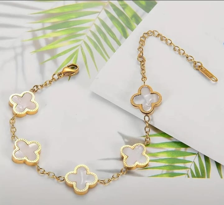 Clover Charm Bracelet (White)